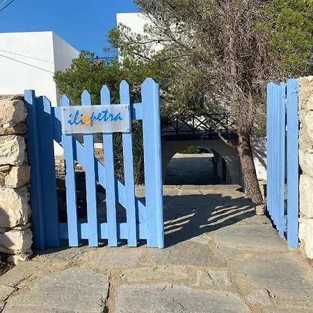 Iliopetra מלון דירות 3*