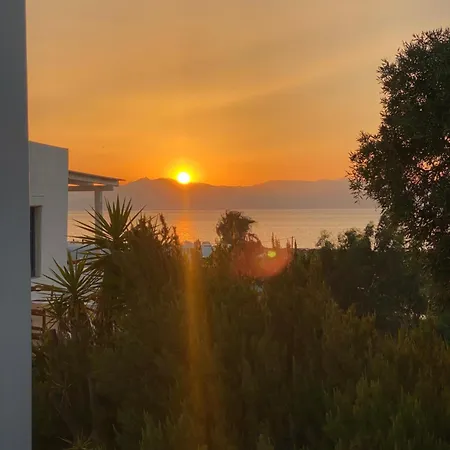 Iliopetra מלון דירות 3*