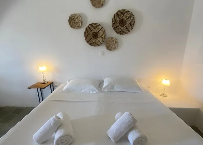 Iliopetra 3* Chrisi Akti (Paros)